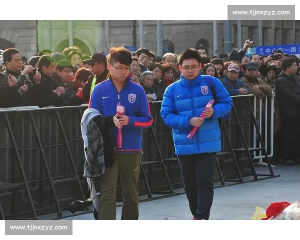 川超星光寄哀思：球迷亮灯送别小球迷林子金